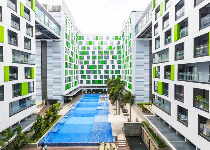 Hotel near College: Republic Apartments Saigon Airport